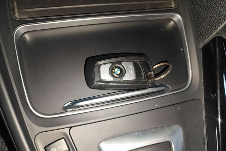 BMW 3 Series 2018 car image #9