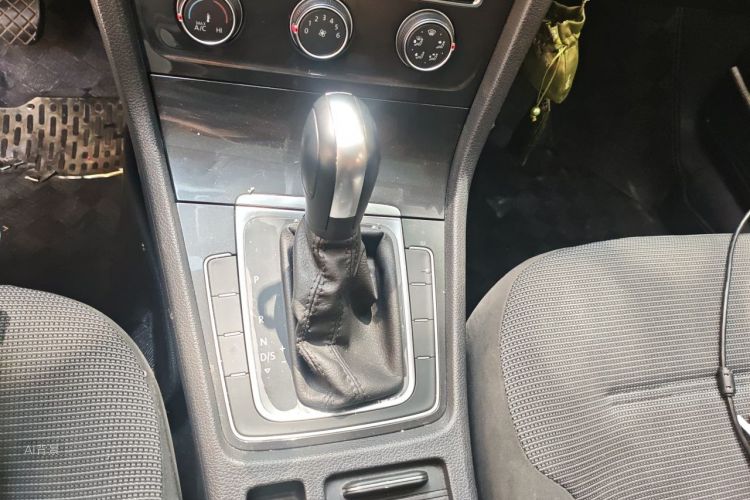 Volkswagen Golf 2018 car image #16