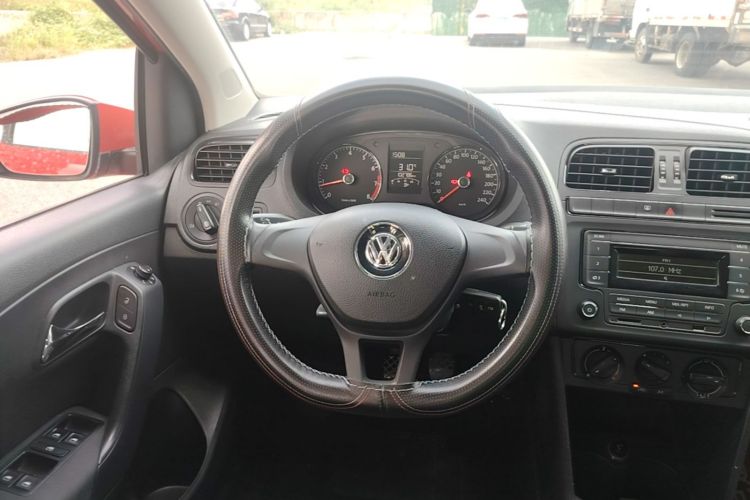 Volkswagen Polo 2015 car image #11