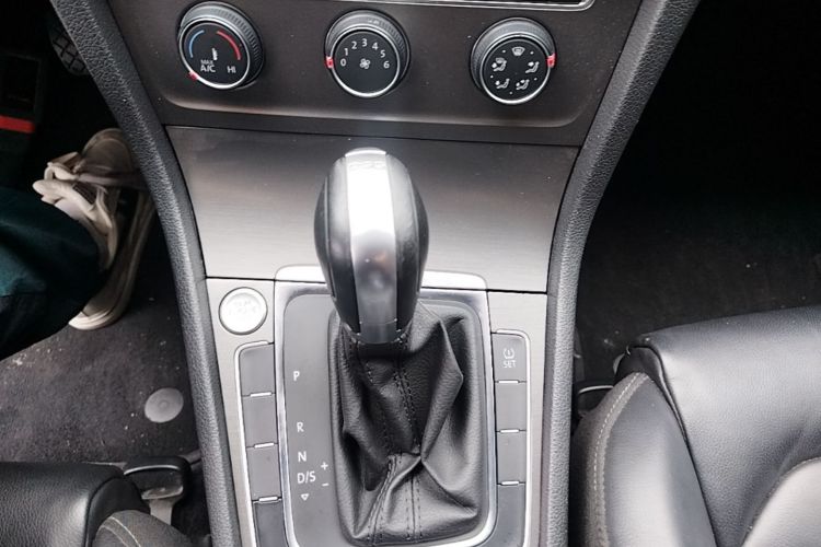 Volkswagen Golf 2015 car image #14