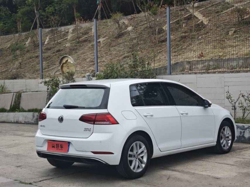 Volkswagen Golf 2018 car image #3