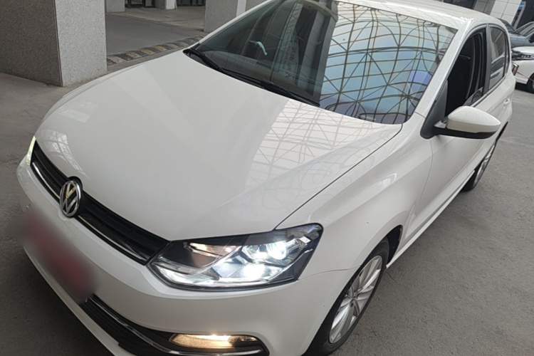 Volkswagen Polo 2015 car image #2