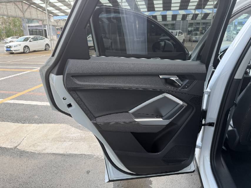 Audi Q3 2023 car image #12