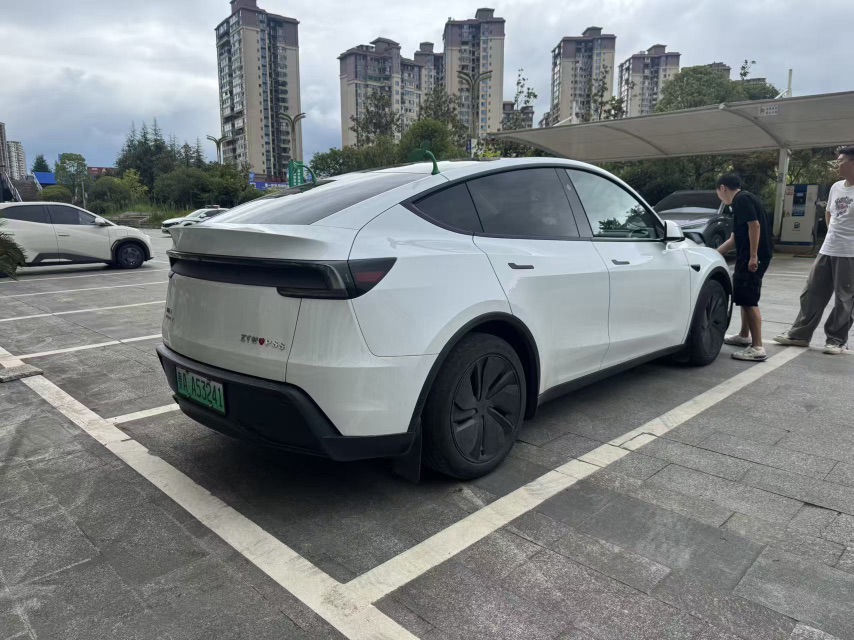 Tesla Model Y 2025 car image #5