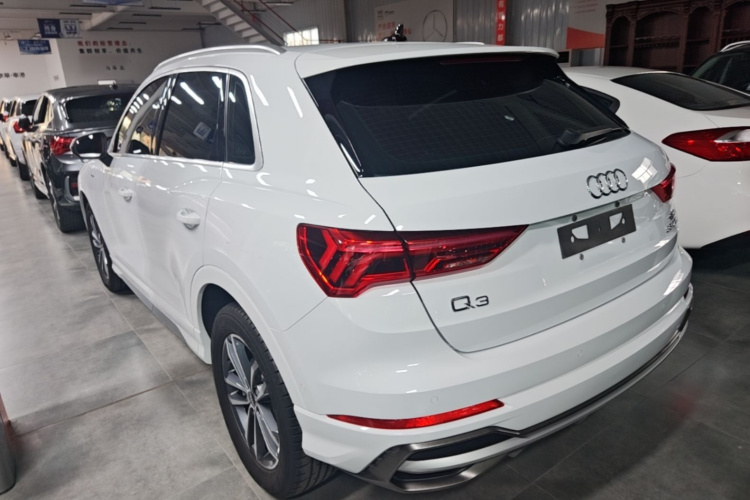 Audi Q3 2021 car image #5