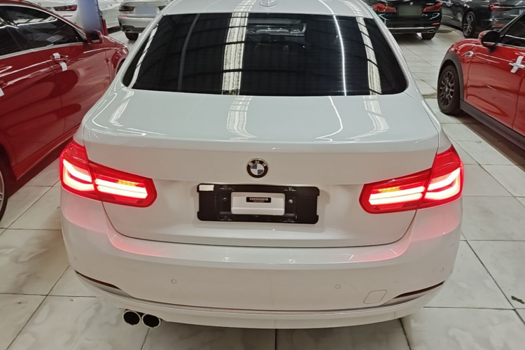 BMW 3 Series 2018 car image #6