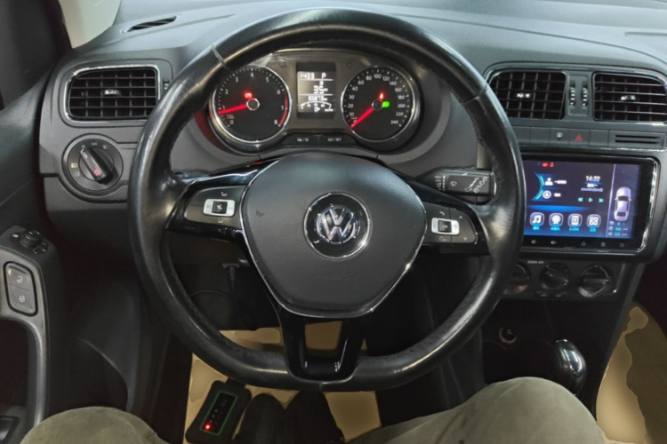 Volkswagen Polo 2017 car image #11