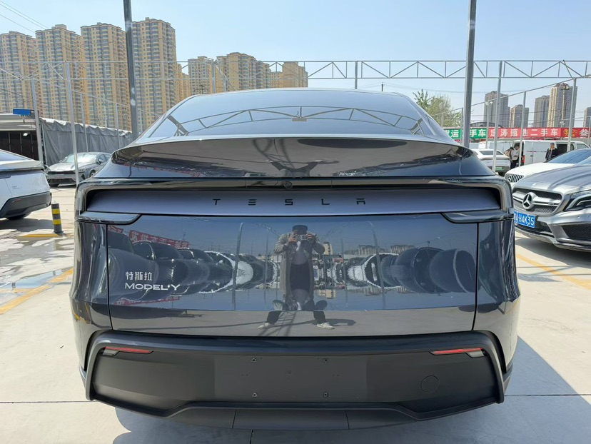 Tesla Model Y 2025 #8 Tesla Model Y 2025 car image #8