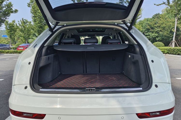 Audi Q3 2018 car image #26