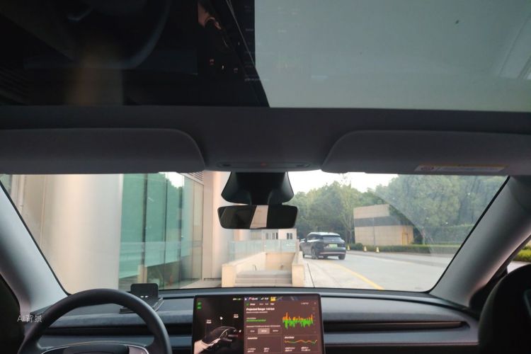 Tesla Model Y 2025 #20 Tesla Model Y 2025 car image #20