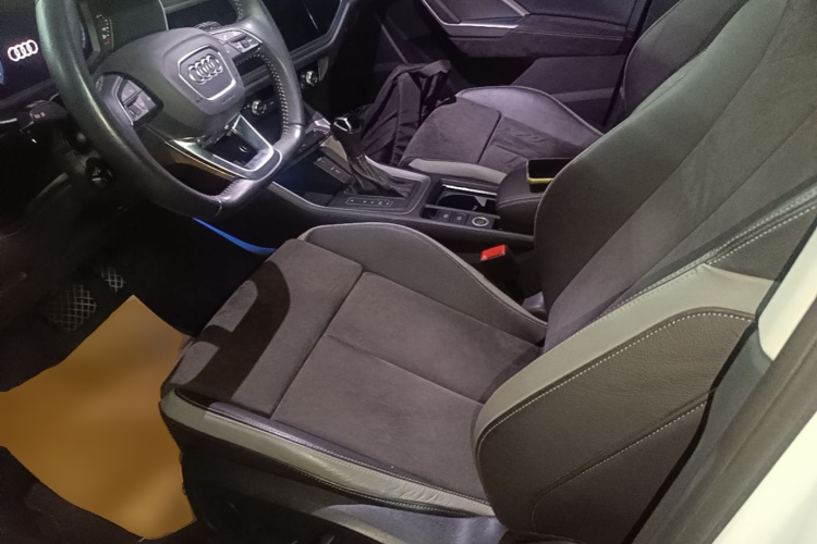 Audi Q3 2019 car image #15
