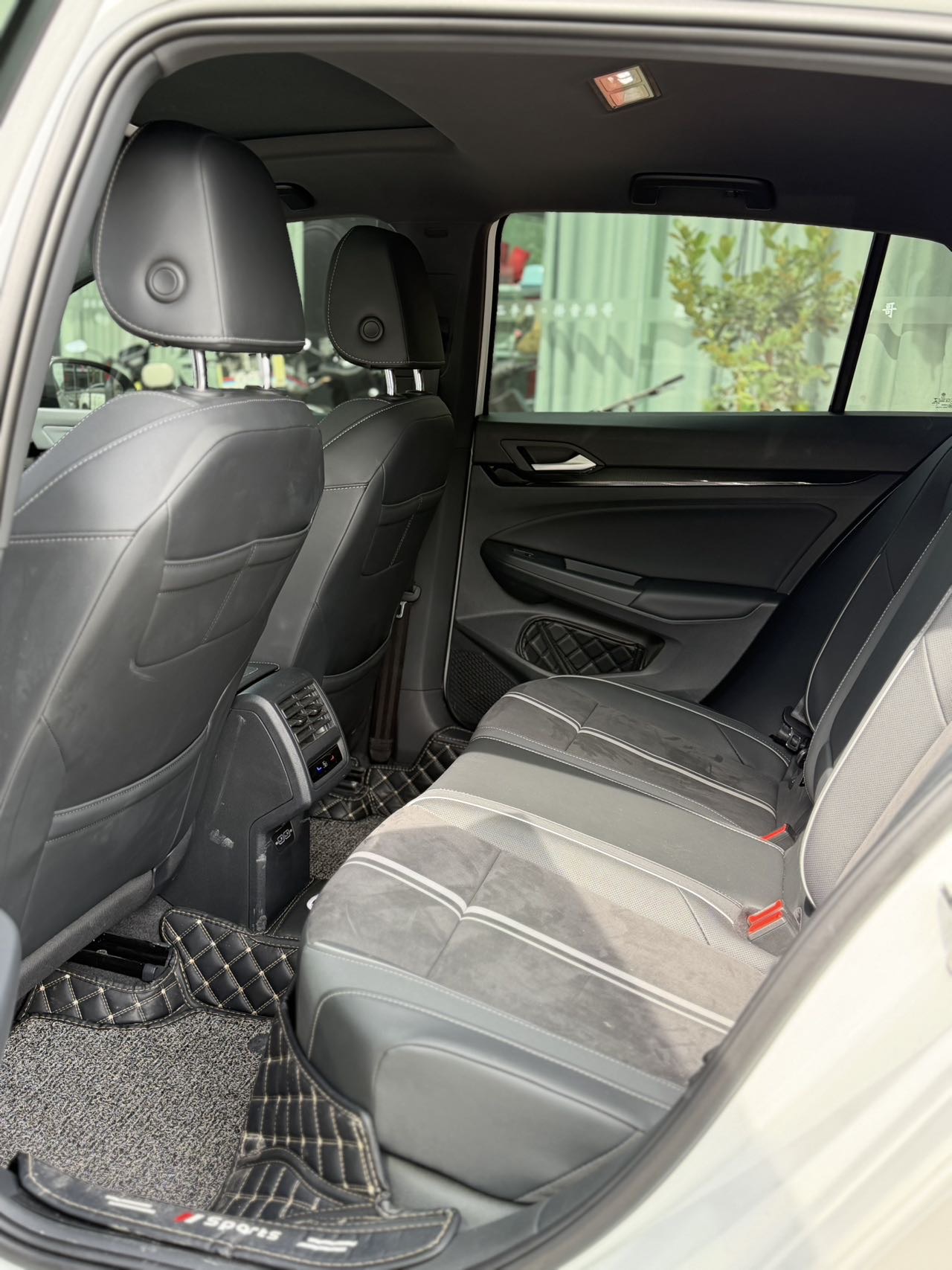 Volkswagen Golf 2023 car image #5