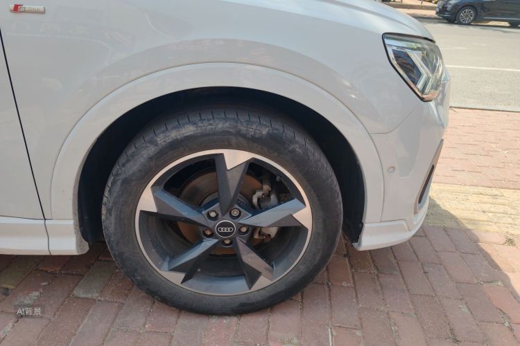 Audi Q3 2022 car image #9