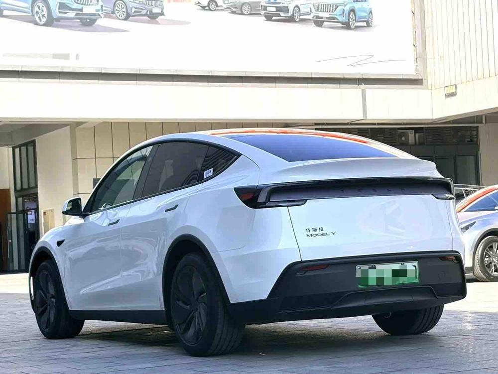 Tesla Model Y 2026 #4 Tesla Model Y 2026 car image #4