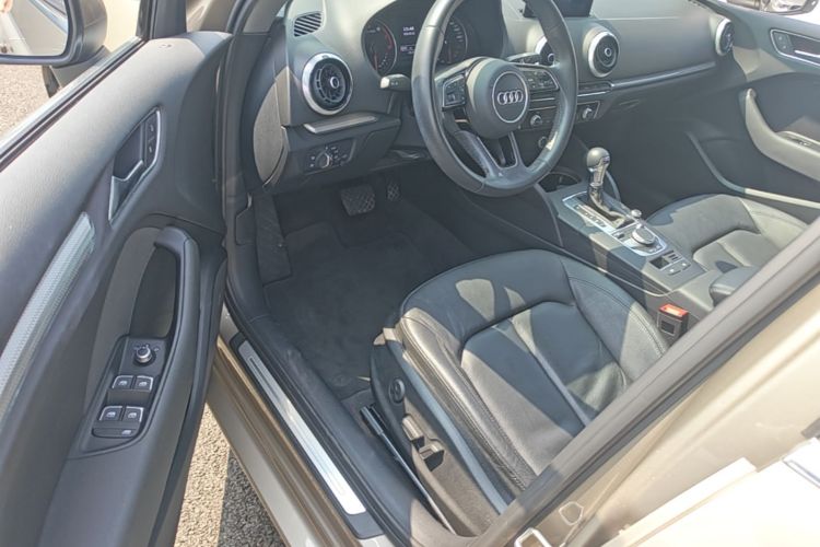 Audi A3 2018 car image #16