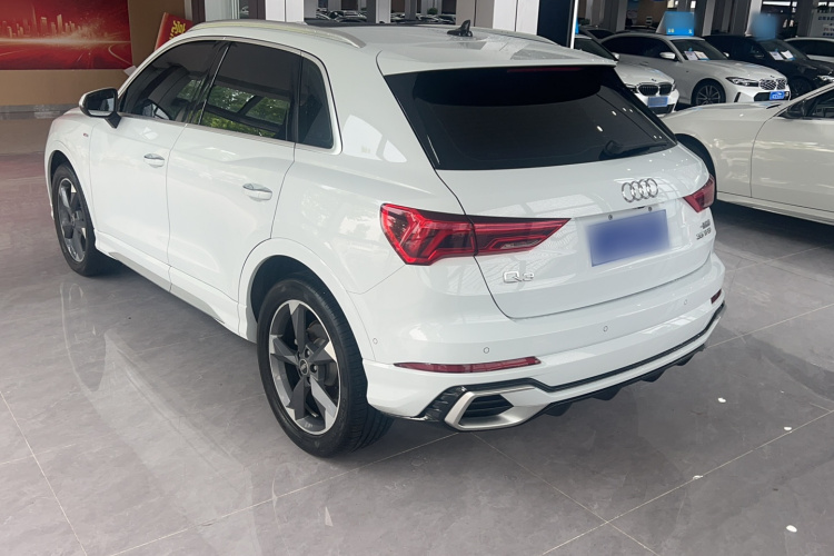 Audi Q3 2024 car image #3
