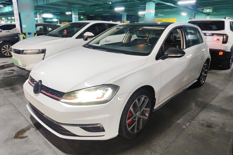 Volkswagen Golf 2020 car image #2