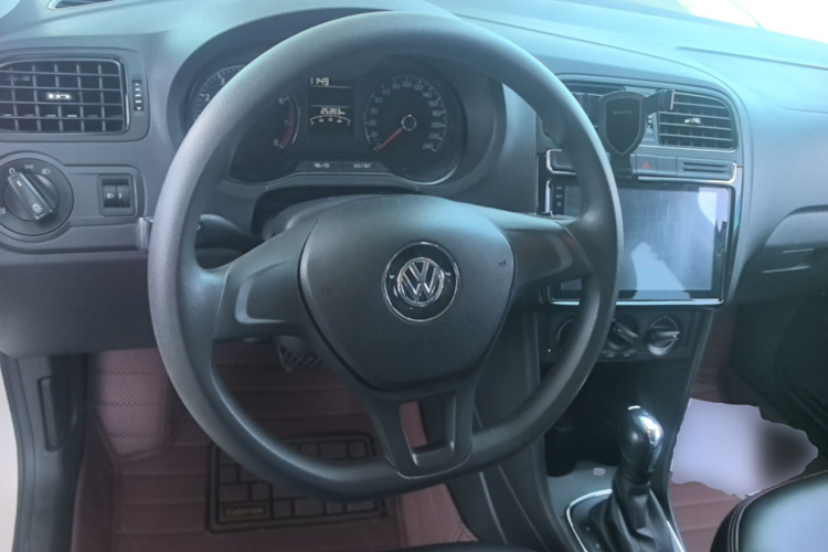 Volkswagen Polo 2017 car image #11