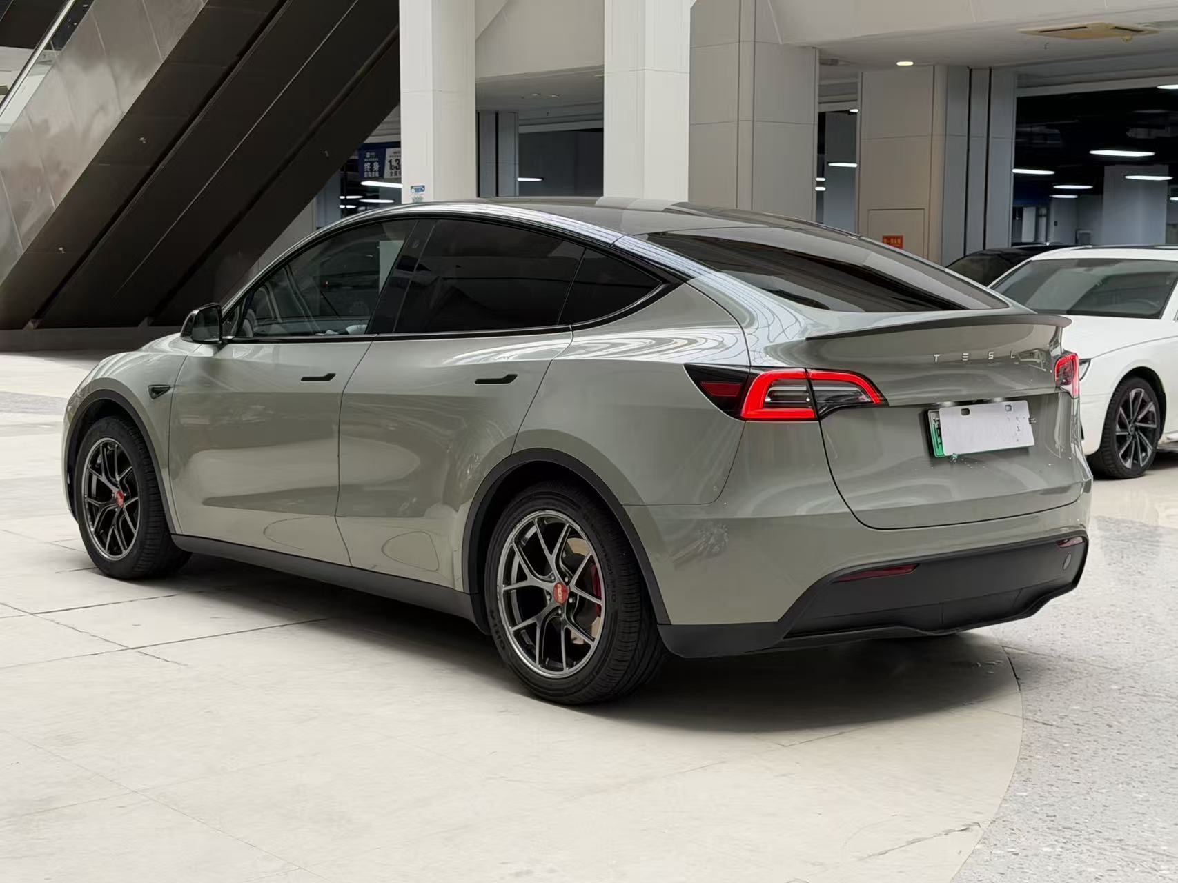 Tesla Model Y 2023 car image #9