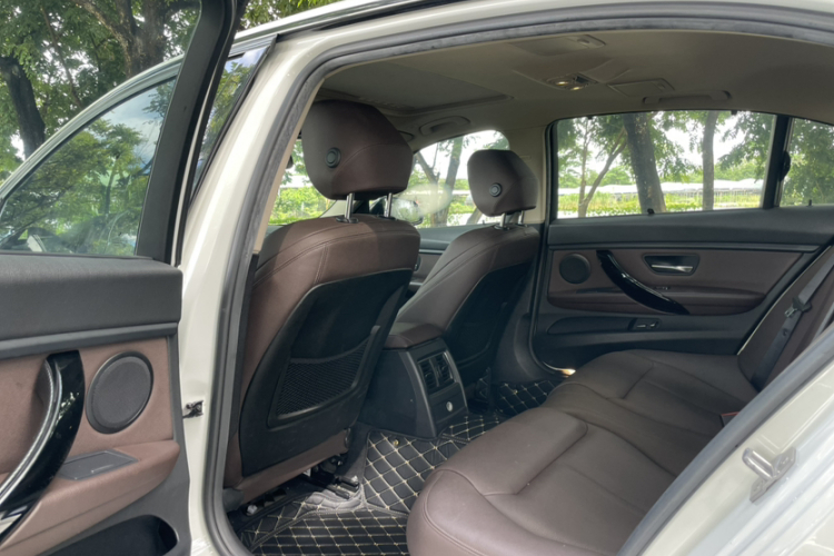 BMW 3 Series 2018 car image #20