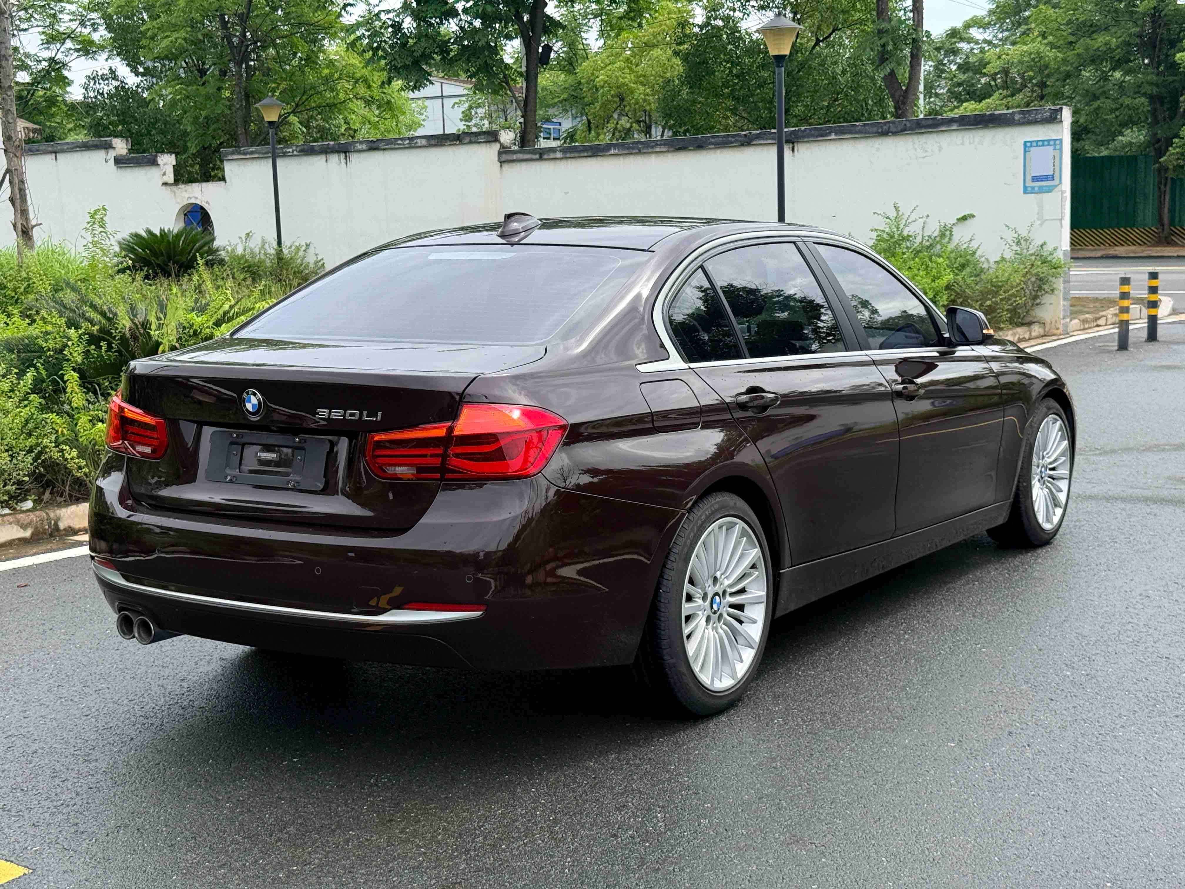BMW 3 Series 2018 car image #11