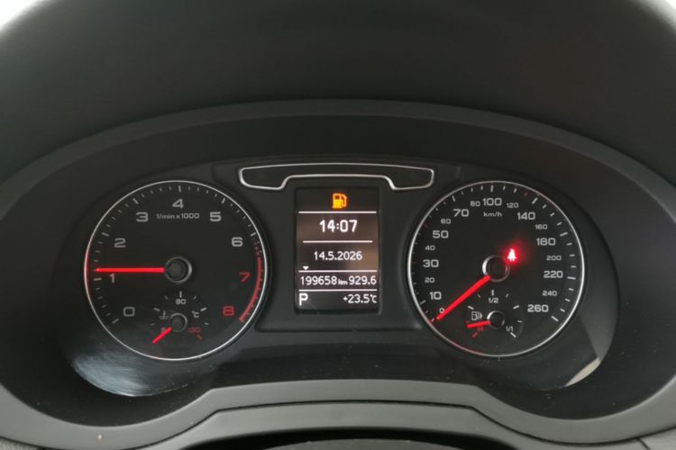 Audi Q3 2015 car image #12