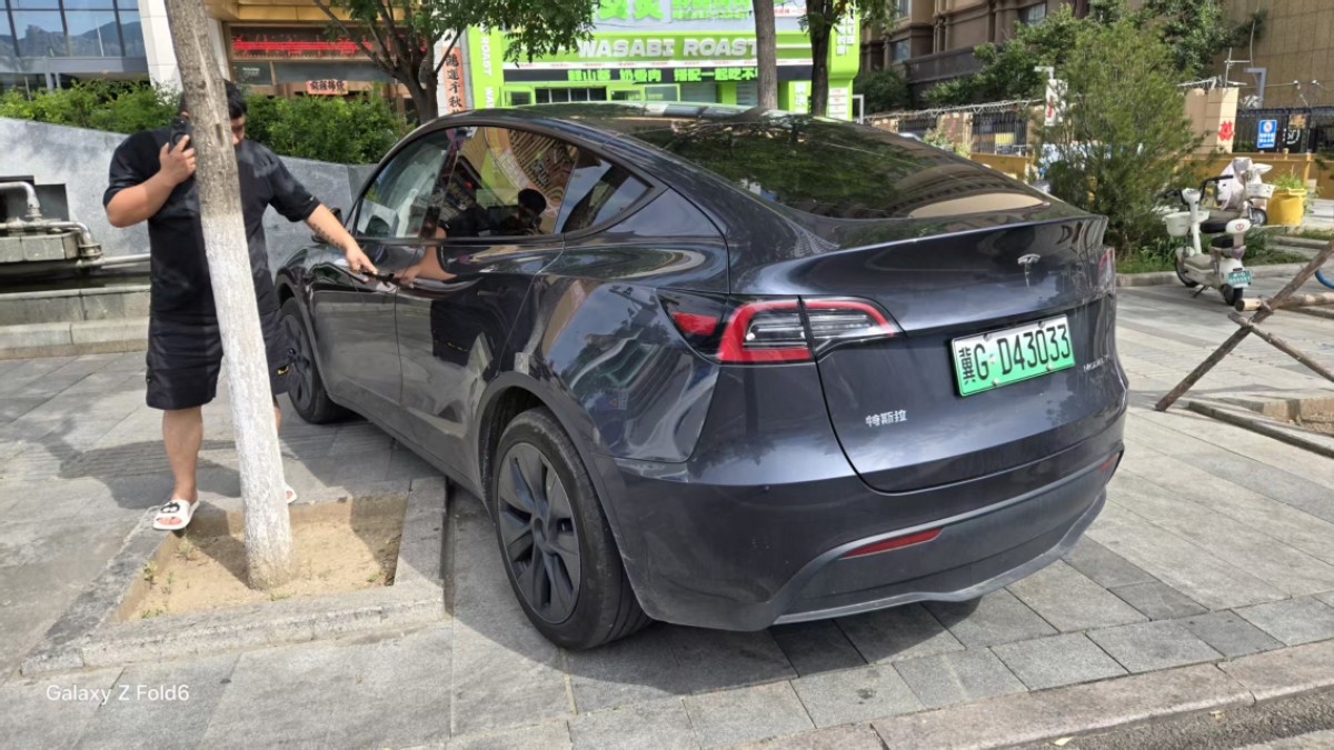 Tesla Model Y 2024 #6 Tesla Model Y 2024 car image #6