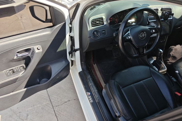 Volkswagen Polo 2017 car image #12