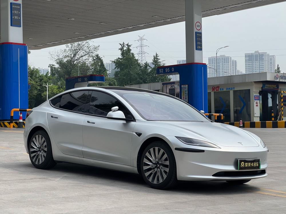 Tesla Model 3 2025 car image #3