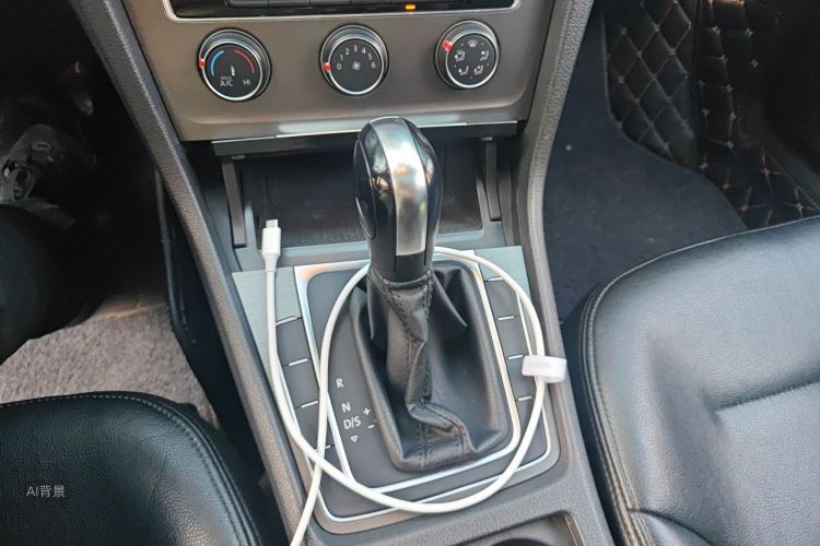 Volkswagen Golf 2017 car image #16