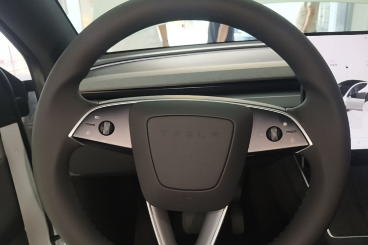 Tesla Model Y 2026 #11 Tesla Model Y 2026 car image #11