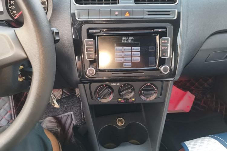 Volkswagen Polo 2016 car image #13