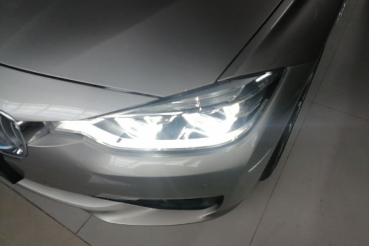 BMW 3 Series 2019 car image #23