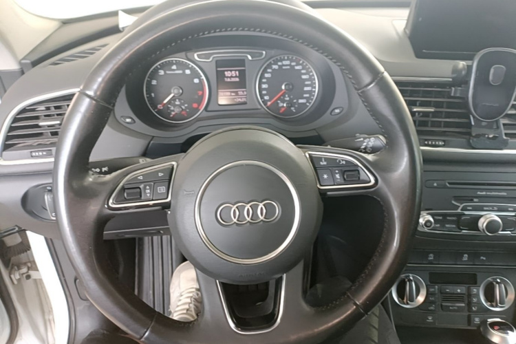 Audi Q3 2016 car image #15