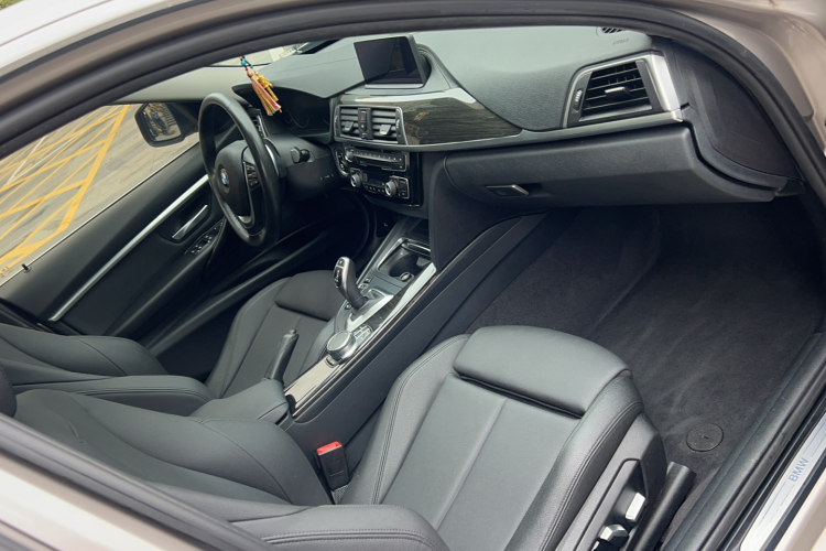 BMW 3 Series 2018 car image #29
