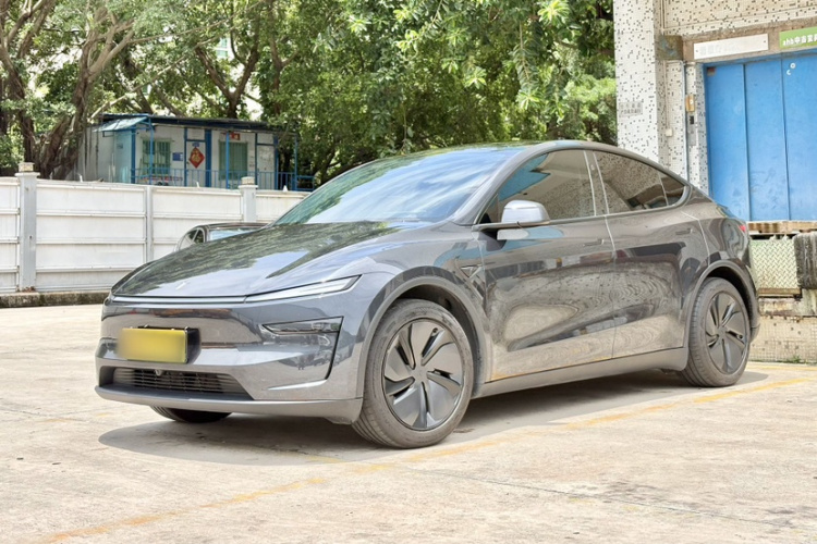 Tesla Model Y 2025 #2 Tesla Model Y 2025 car image #2