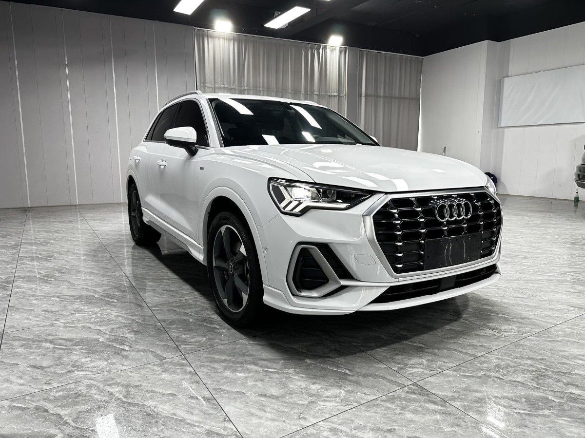 Audi Q3 2022 car image #3