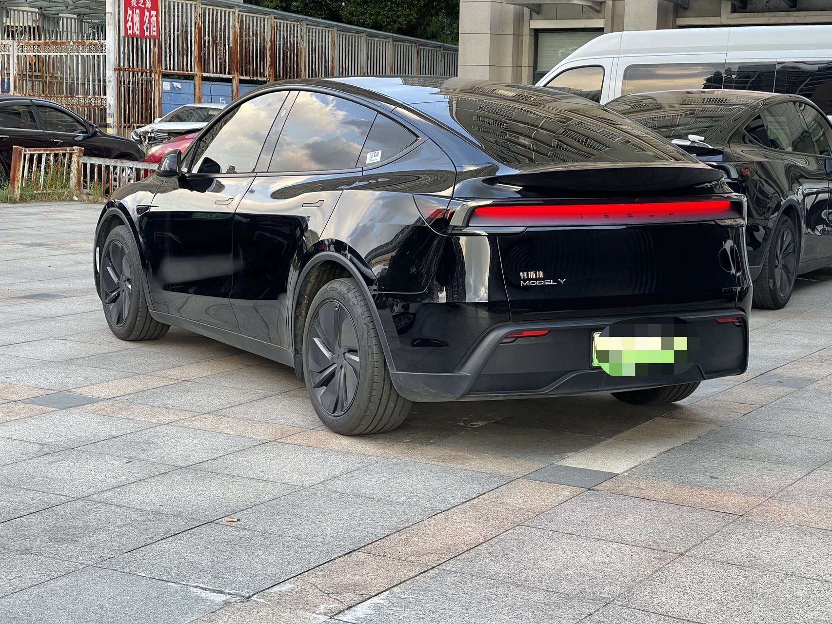 Tesla Model Y 2025 #5 Tesla Model Y 2025 car image #5