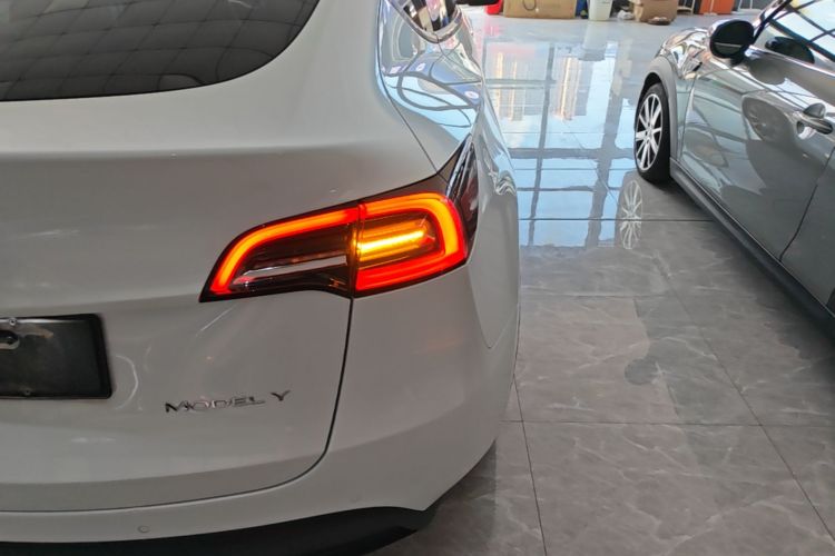 Tesla Model Y 2023 #8 Tesla Model Y 2023 car image #8