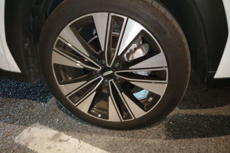 GEELY Boyue L 2025 car image #9