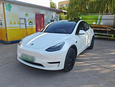 Tesla Model Y 2023 immagine di auto 