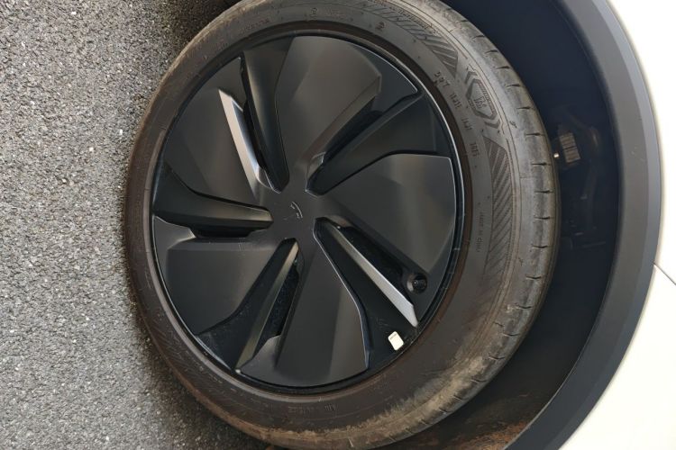 Tesla Model Y 2025 #6 Tesla Model Y 2025 car image #6