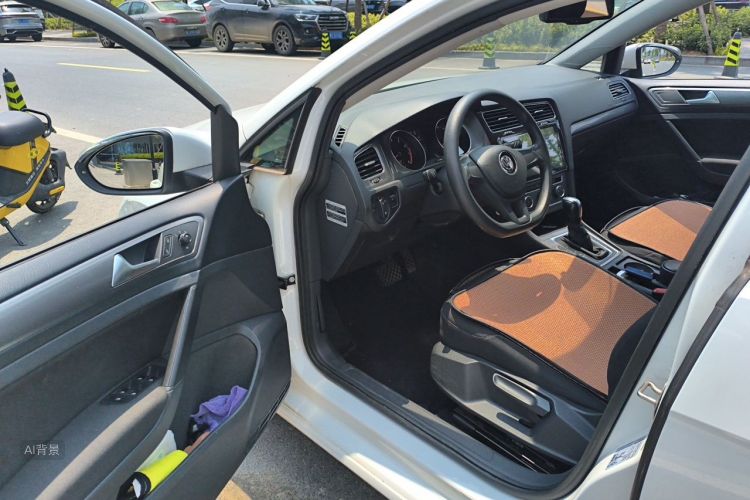Volkswagen Golf 2017 car image #18