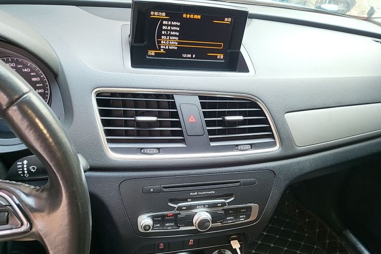 Audi Q3 2016 car image #15