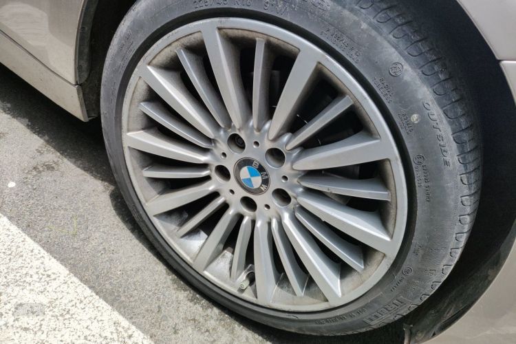 BMW 3 Series 2018 car image #9