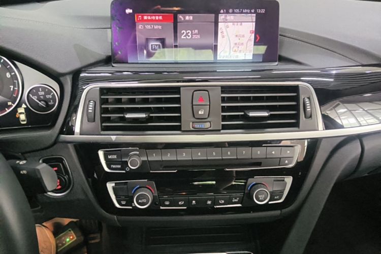 BMW 3 Series 2019 car image #17