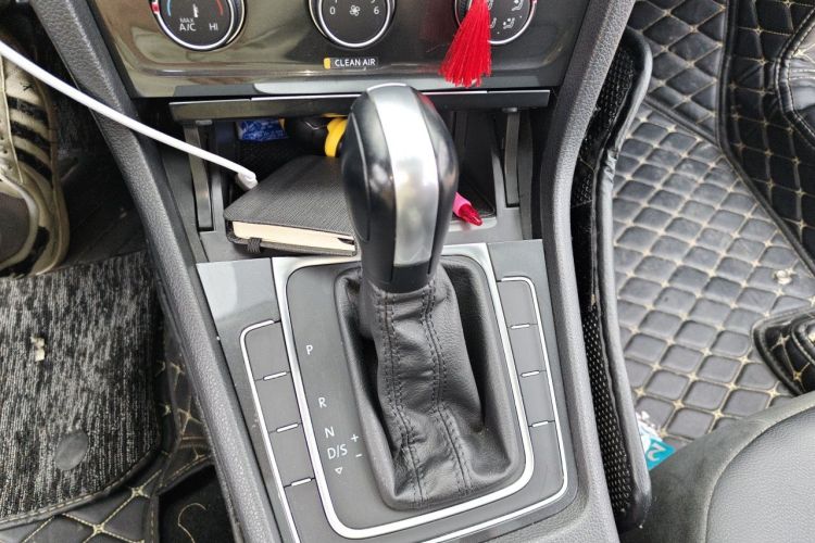 Volkswagen Golf 2018 car image #14