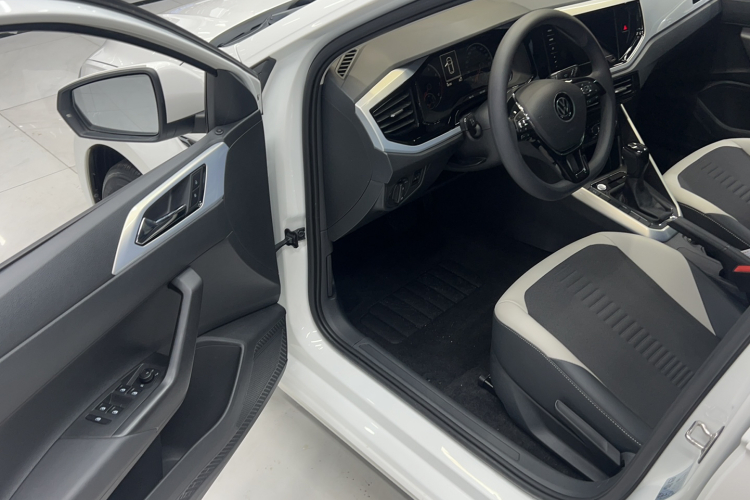Volkswagen Polo 2022 car image #9