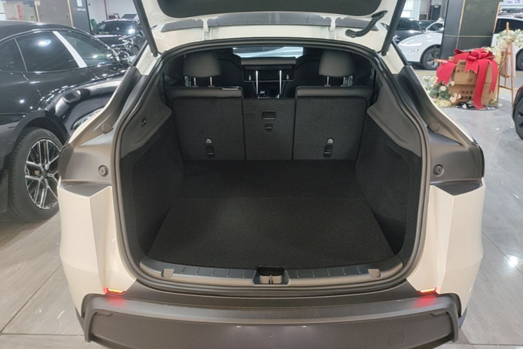 Tesla Model Y 2026 #19 Tesla Model Y 2026 car image #19