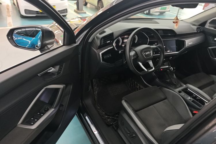 Audi Q3 2023 car image #16